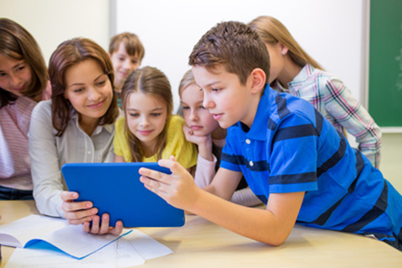 Overhead-Projektoren und Kreidetafeln reichen nicht aus: Um Schüler optimal auf das Berufsleben vorzubereiten