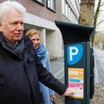 Dortmunds Oberbürgermeister Ullrich Sierau bringt mit Tiefbauamtsleiterin Sylvia Uehlendahl die erste Plakette zum Handyparken an.