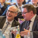 Alexander Schroth und Bayerns Innenstaatssekretär Gerhard Eck.