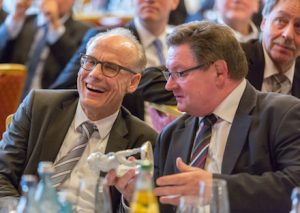 Alexander Schroth und Bayerns Innenstaatssekretär Gerhard Eck.