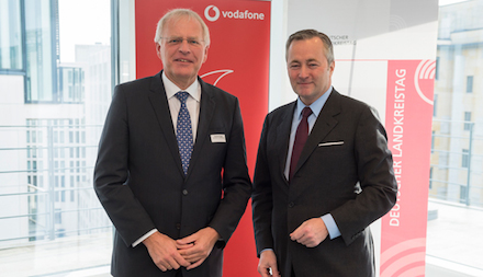 Der Deutsche Landkreistag und Vodafone setzen sich gemeinsam für den Glasfaserausbau in Kommunen ein.