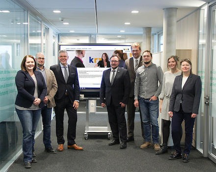 Das Relaunch-Team des krz präsentiert der Geschäftsführung den neuen Internet-Auftritt.