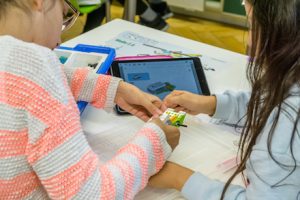 Lernkonzept WeDo 2.0: LEGO-Roboter bauen und dazu eine App programmieren.