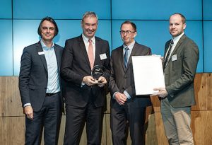 ekom21 erhält den Preis als Best-Practice-Partner von Axians Infoma.