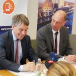 Oberbürgermeister Albrecht Schröter (l.) und Minister Wolfgang Tiefensee stellen Acht-Punkte-Strategie für die Smart City Jena vor.