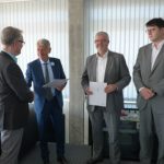 Kaiserslauterns OB überreicht Ernennungsurkunden an CUO und CDO.