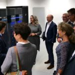 Die Thüringer Finanzministerin Heike Taubert und Landes-CIO Hartmut Schubert haben die Minister des Freistaats zum ersten Digitalisierungskabinett im Thüringer Landesrechenzentrum empfangen.