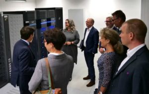 Die Thüringer Finanzministerin Heike Taubert und Landes-CIO Hartmut Schubert haben die Minister des Freistaats zum ersten Digitalisierungskabinett im Thüringer Landesrechenzentrum empfangen.