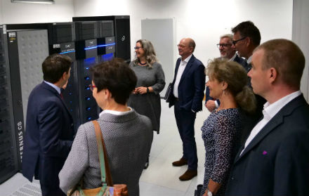 Die Thüringer Finanzministerin Heike Taubert und Landes-CIO Hartmut Schubert haben die Minister des Freistaats zum ersten Digitalisierungskabinett im Thüringer Landesrechenzentrum empfangen.