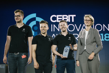 Bundesbildungsministerin Anja Karliczek hat auf der CEBIT das Projekt AIPARK mit dem CEBIT Innovation Award 2018 ausgezeichnet.