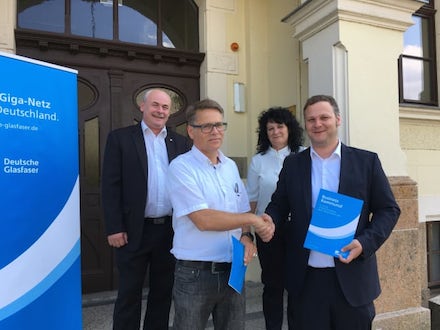 Stadt Brandis und Deutsche Glasfaser besiegeln Zusammenarbeit.