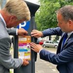 In Hameln können Parkplätze künftig auch digital bezahlt werden – die Parkscheinautomaten werben dafür.