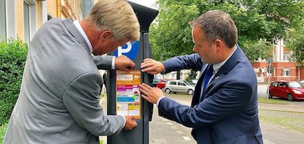 In Hameln können Parkplätze künftig auch digital bezahlt werden – die Parkscheinautomaten werben dafür.