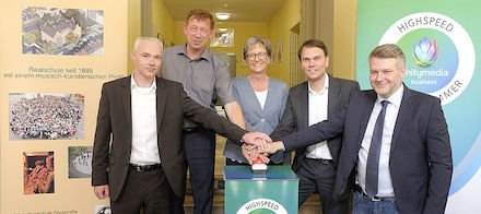 Startschuss für schnelles Internet an Düsseldorfer Schulen.