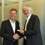 Übergabe des digitalen Difu-Haustürschlüssels von Professor Martin zur Nedden (r.) an seinen Nachfolger Professor Carsten Kühl.