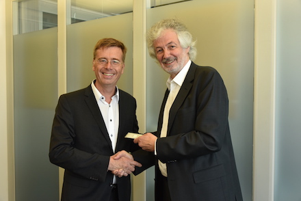 Übergabe des digitalen Difu-Haustürschlüssels von Professor Martin zur Nedden (r.) an seinen Nachfolger Professor Carsten Kühl.