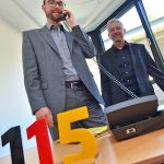 Stadtdirektor Sebastian Kopietz (l.) startet den 115-Service in Bochum.