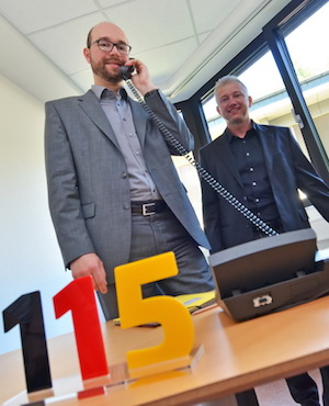 Stadtdirektor Sebastian Kopietz (l.) startet den 115-Service in Bochum.