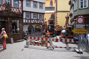 In der Wertheimer Altstadt wird das Glasfasernetz für die Versorgung mit schnellem Internet ausgebaut.