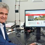 Bürgermeister Erwin Esser zeigt den neuen Internet-Auftritt der Stadt Wesseling.
