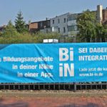 Niels Buck vom Kreis Dithmarschen und Sandra Stadniczuk vom Kreis Steinburg weisen auf die neue regionale Bildungsdatenbank Bi-in hin.