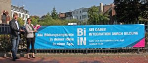 Niels Buck vom Kreis Dithmarschen und Sandra Stadniczuk vom Kreis Steinburg weisen auf die neue regionale Bildungsdatenbank Bi-in hin.