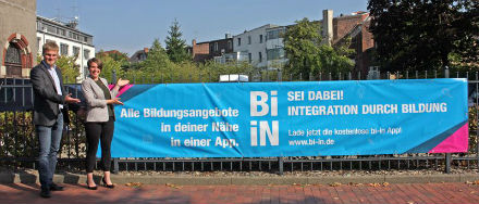 Niels Buck vom Kreis Dithmarschen und Sandra Stadniczuk vom Kreis Steinburg weisen auf die neue regionale Bildungsdatenbank Bi-in hin.