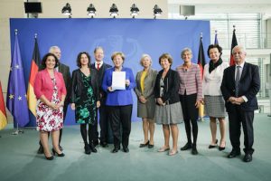 Übergabe des Jahresberichts 2018 des Nationalen Normenkontrollrats an Bundeskanzlerin Angela Merkel.