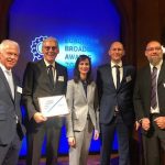 Vertreter des Landkreises Calw nehmen in Brüssel die Auszeichnung als Finalist des European Broadband Award entgegen.