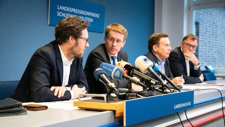 In Kiel haben Ministerpräsident Daniel Günther (2.v.l.) und Digitalisierungsminister Jan Philipp Albrecht die neuen Digitalisierungspläne der Landesregierung vorgestellt.