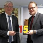 Oberbürgermeister Jochen Partsch (l.) und Daniel Krüger vom Bundesinnenministerium stellen in Darmstadt die 115 vor.
