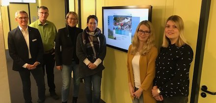 Redaktionsteam präsentiert neue Website der Gemeinde Langenberg.