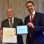 Aktenordner oder Tablet? Im Kreis Hersfeld-Rotenburg plädieren Kreistagsvorsitzender Horst Hannich (l.) und Landrat Dr. Michael Koch für das Bürgerportal.