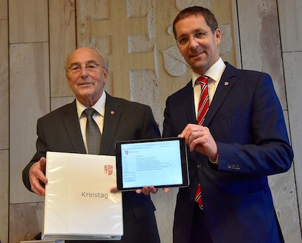 Aktenordner oder Tablet? Im Kreis Hersfeld-Rotenburg plädieren Kreistagsvorsitzender Horst Hannich (l.) und Landrat Dr. Michael Koch für das Bürgerportal.