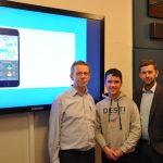 Schüler Paul Obernolte stellte seine App Desti Wolfsburgs Oberbürgermeister Klaus Mohrs  (l.) und Digitalisierungsdezernent Dennis Weilmann vor.
