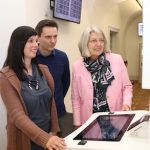 Bürgermeisterin Ilona Friedrich (r.) testet mit Nadine Glebe und Stefan Knabe das neue Selbstbedienungsterminal im Bürgerbüro.