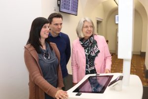 Bürgermeisterin Ilona Friedrich (r.) testet mit Nadine Glebe und Stefan Knabe das neue Selbstbedienungsterminal im Bürgerbüro.
