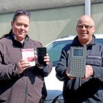 Zwei Überwachungskräfte der Stadt Detmold zeigen die alte und neue Technik: Bisher mussten die Verwarnungen über ein schweres Gerät inklusive Drucker ausgestellt werden (rechts)