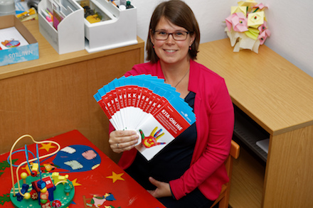 Jugendamtsmitarbeiterin Anna Mottlau präsentiert die Infobroschüren zum Portal Kita-Online im Kreis Viersen.