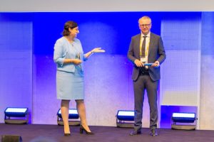 Susanne Diehm übergibt beim SAP Infotag Public Services in Stuttgart den Staffelstab an den neuen Leiter Public Services