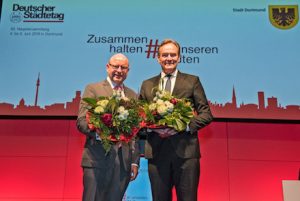 Leipzigs Oberbürgermeister Burkhard Jung (rechts) ist neuer Präsident des Deutschen Städtetags