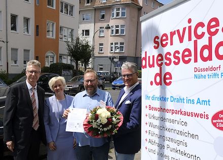 Stadt Düsseldorf freut sich über den 10.000sten Nutzer des Online-Parkausweises.