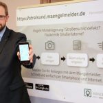 Stralsund: Ordnungsamtsleiter Heino Tanschus präsentiert den neuen Mängelmelder.