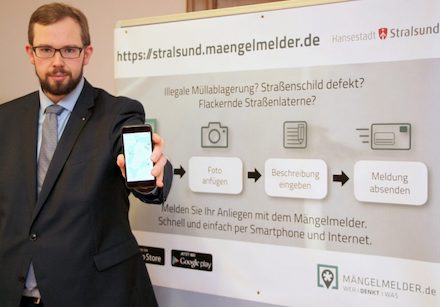 Stralsund: Ordnungsamtsleiter Heino Tanschus präsentiert den neuen Mängelmelder.