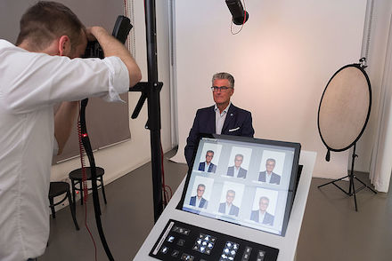 Beim digitalen Foto-Service der Stadt Düsseldorf wird zunächst ein Passfoto erstellt