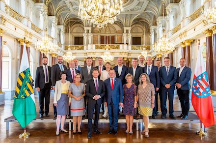 In einer gemeinsamen Kabinettssitzung im Residenzschloss Altenburg haben die Sächsische Staatsregierung und die Thüringer Landesregierung eine engere Zusammenarbeit in verschiedenen Politikbereichen vereinbart.