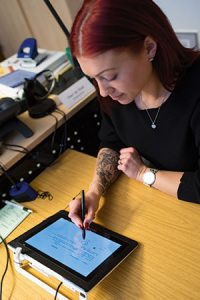 Im Ordnungs- und Straßenverkehrsamt nutzt der Kreis Leer die Vorteile der E-Signatur.
