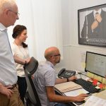 Patrick Schmitt (sitzend) erläutert OB Wolfram Leibe und Referentin Nina Womelsdorf das Programm zur elektronischen Erfassung von Rechnungen in Trier.