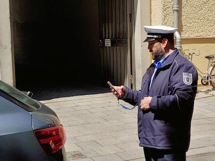 Smartphone-Einsatz bei der Verkehrsüberwachung in München.
