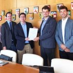 Studenten überreichen Untersuchungsergebnisse zum digitalen Werkzeugkasten an den bayerischen Landkreistag.